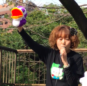 増上寺 明徳幼稚園 の 明徳祭 2019年 に出演。お友達と一緒に世界で一つの楽器「お喉」について勉強。天気にも恵まれ、楽しい時間でした！パペットのプースラーはこの日,衝撃デビュー プースラーくんは、発声指導を担当。シンガーソングライター 奥村多恵子 Singersongwriter Taeko Okumura